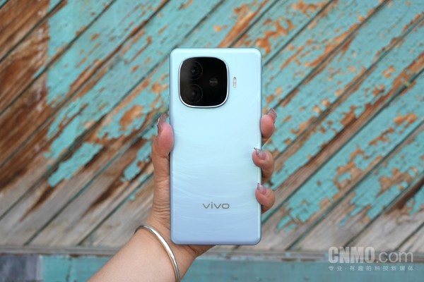 vivo Y200 GT：6000mAh电池 给手机装一个轻薄充电宝