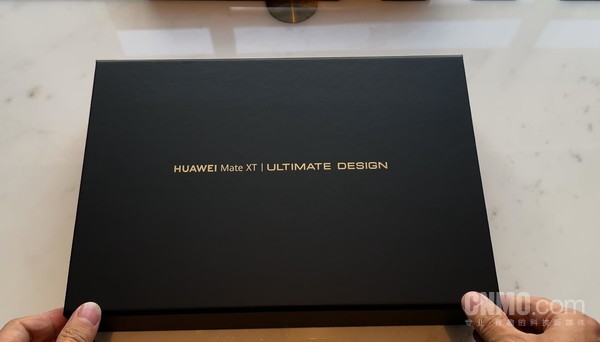 华为Mate XT Ultimate Design首发上手：云上有台三折叠