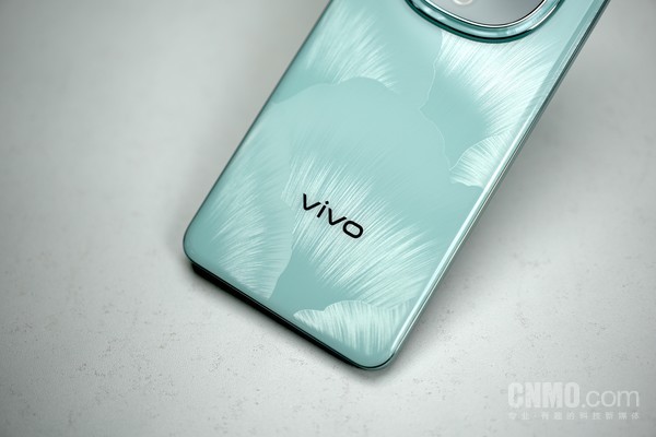 vivo Y300：拥有&ldquo;大嗓门&rdquo;的轻薄长续航国民手机